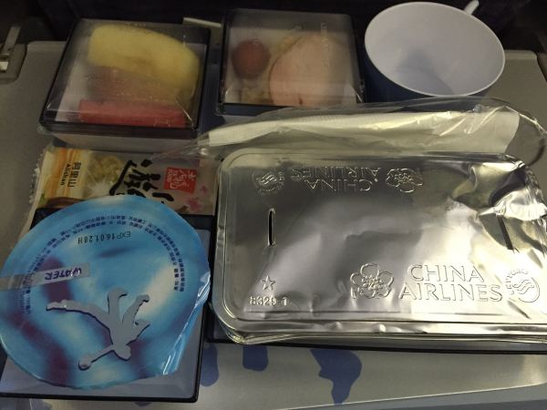 五、每个景点的纪念品店都要去一下!给我印象最深刻的是不同的冰箱贴,每个景点都有其特色logo且专卖的冰箱贴,有一种集齐所有不同种类的冰箱贴,便可召唤神龙的感觉。其它的礼品也是很精致。也从侧面反映,台北的旅游产业何其发达,并且细致入微。所有你能看到的美好景色,都被记忆在了纪念品里面。 当然能寄明信片的景点也不要错过。都会有特色邮戳。 六、两个证件请随身携带,因为商场买东西退税,景点租用讲解器之类的都要用。 七、台北公交刷卡方式不统一,一定要注意!上车后,看司机头顶上方的LED显示屏,会有提示是上车刷卡或者下