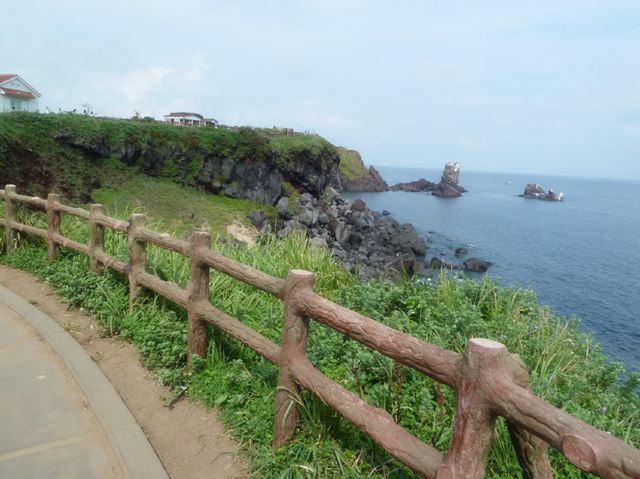 在岛屿东海岸处,一条好美的景色落在长长的海岸线边—涉地岬