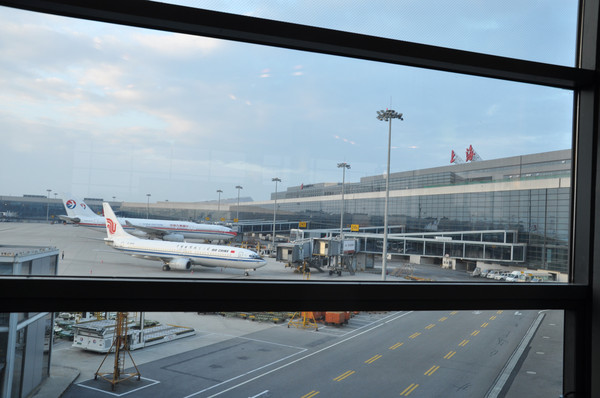 清晨从虹桥机场乘坐吉祥航空公司的班机前往长沙黄花机场