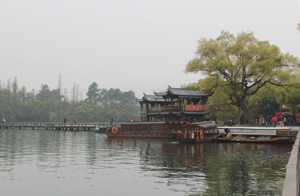 码头乘游船去三潭印月(船票及门票45元,老年35元 游船在小瀛洲靠岸