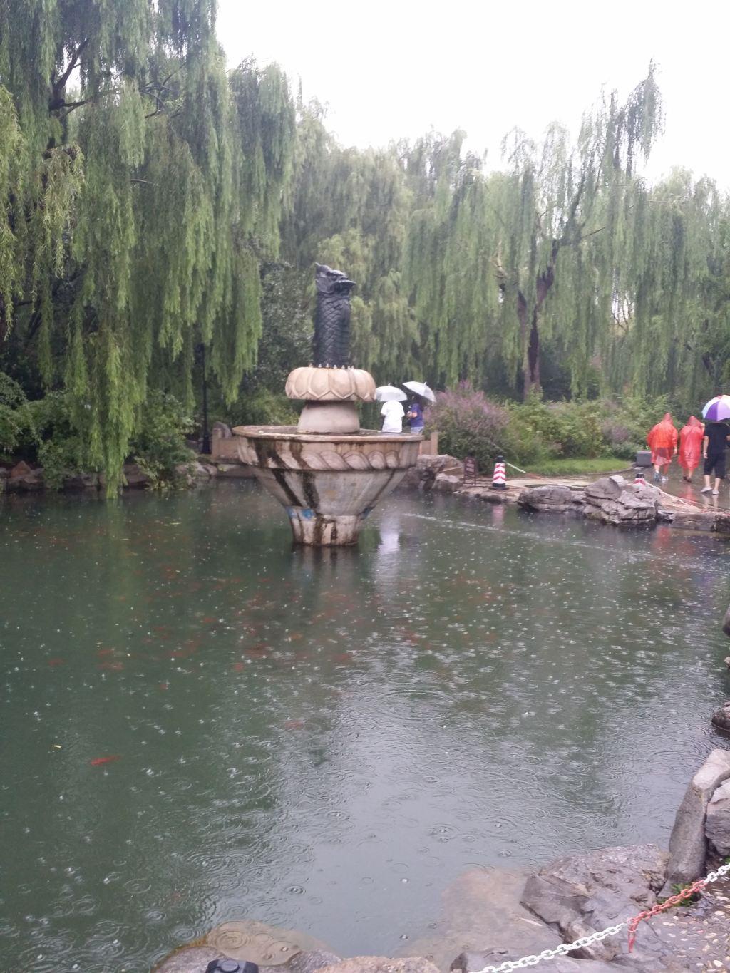 带孩子游玩趵突泉的几点建议: 1、雨中的趵突泉路面比较湿滑,不适合让小锟这样年纪的小孩单独行走,还是抱着或者坐在小车里比较好。 2、趵突泉的路面大多是石头路,很多亭子附近会比较平稳些,尽量保护好孩子不能摔倒,不然会很疼的。 3、趵突泉的池子围栏有的会有部分不设置任何遮挡物,这一段感觉是整体造型,或者是因为给游客可以更近距离的观赏,但是对于孩子来讲,这就是很危险的。切记不要让孩子单独靠近,即使大人在,也要注意,因为临近水池的石头比较光滑。