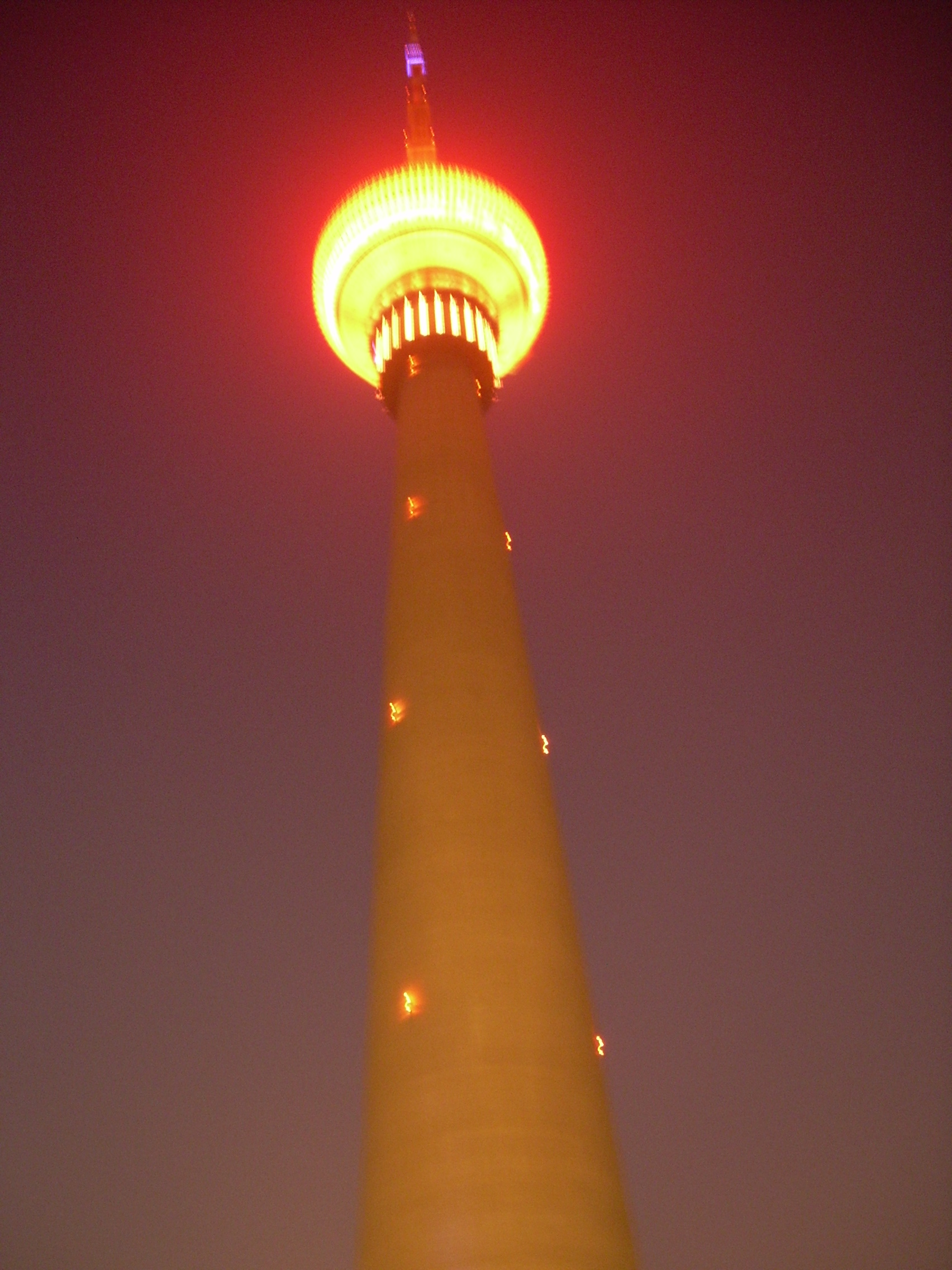 一直听说中央广播电视塔的夜景照明是一绝,曾被评为首都夜景照明棺鼢