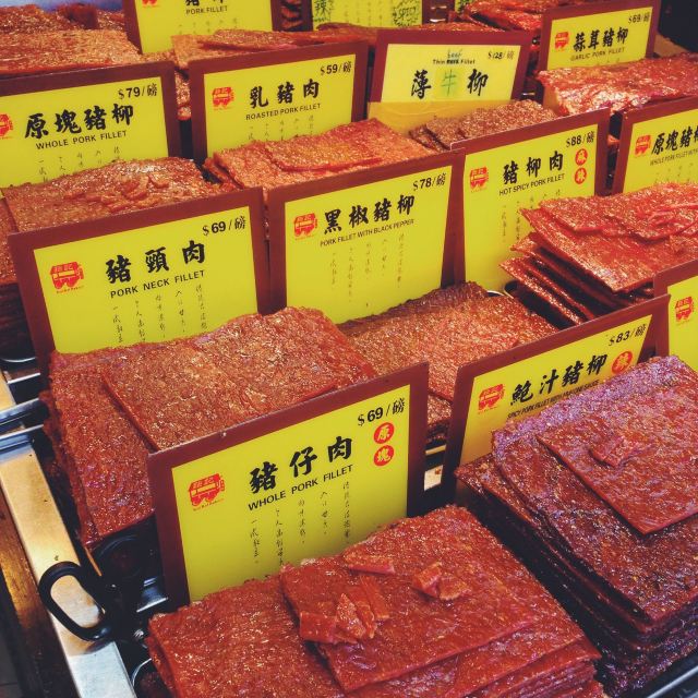 钜记肉干有十多款口味,可以试吃,店员会剪很大一块给你品尝.