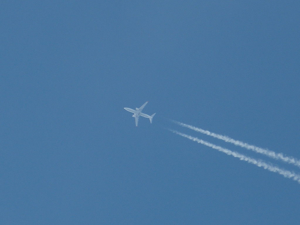                 高空飞过的飞机