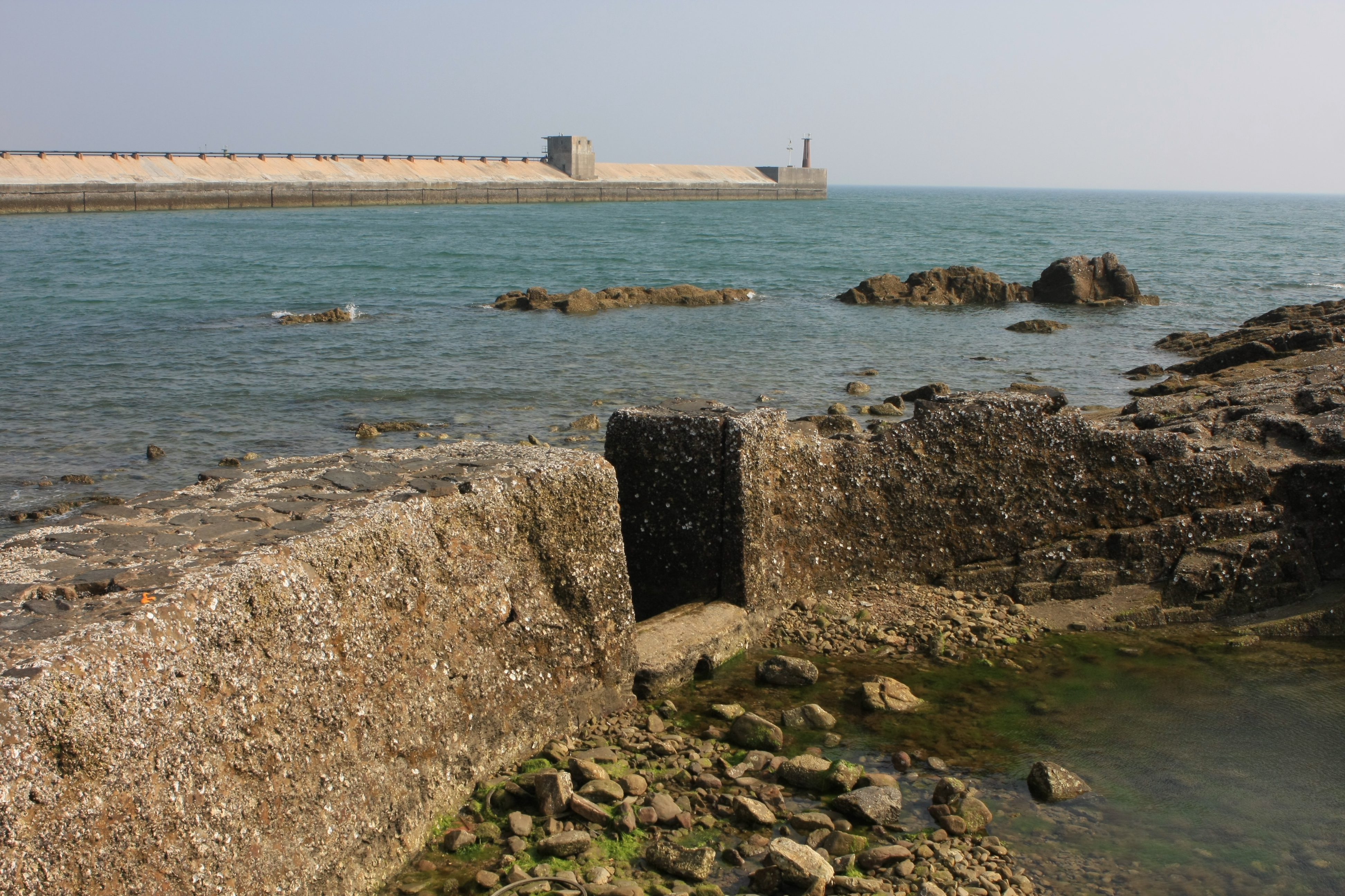 遗留的古代海防工事沉积在海边 北海冠头岭