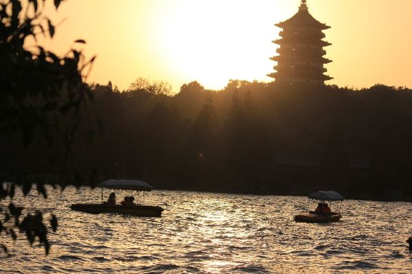 雷峰夕照西湖十景之七,雷峰夕照,位于西湖湖南,净慈寺前的夕照山上,因