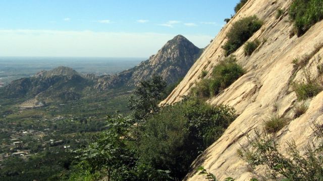 2分(52条点评 28 碣石山位于秦皇岛昌黎县,海拔695米,是久负盛名的