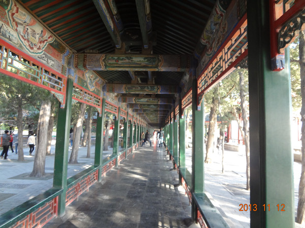 著名的颐和园长廊,又长又窄(瘦),取其长寿(瘦)之意.