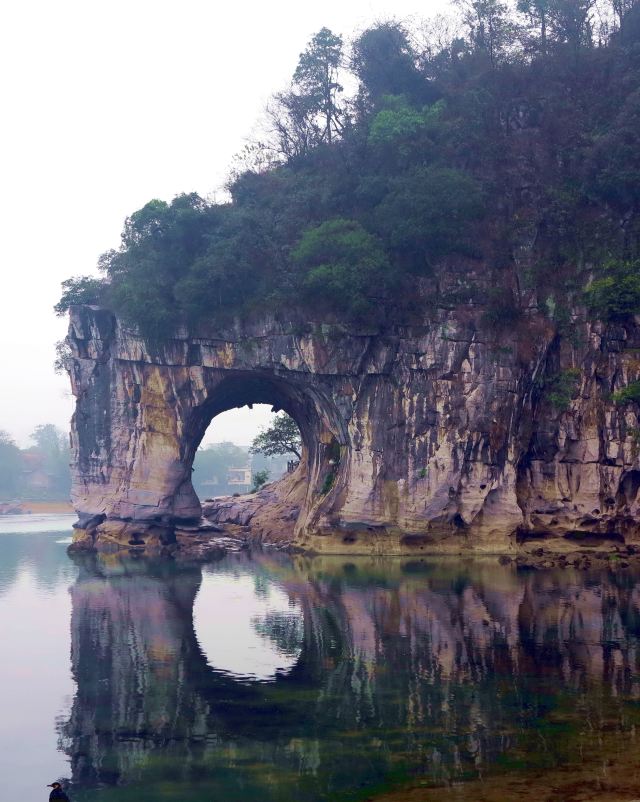 象鼻山,她是桂林山水的象征,也是桂林的城徽.