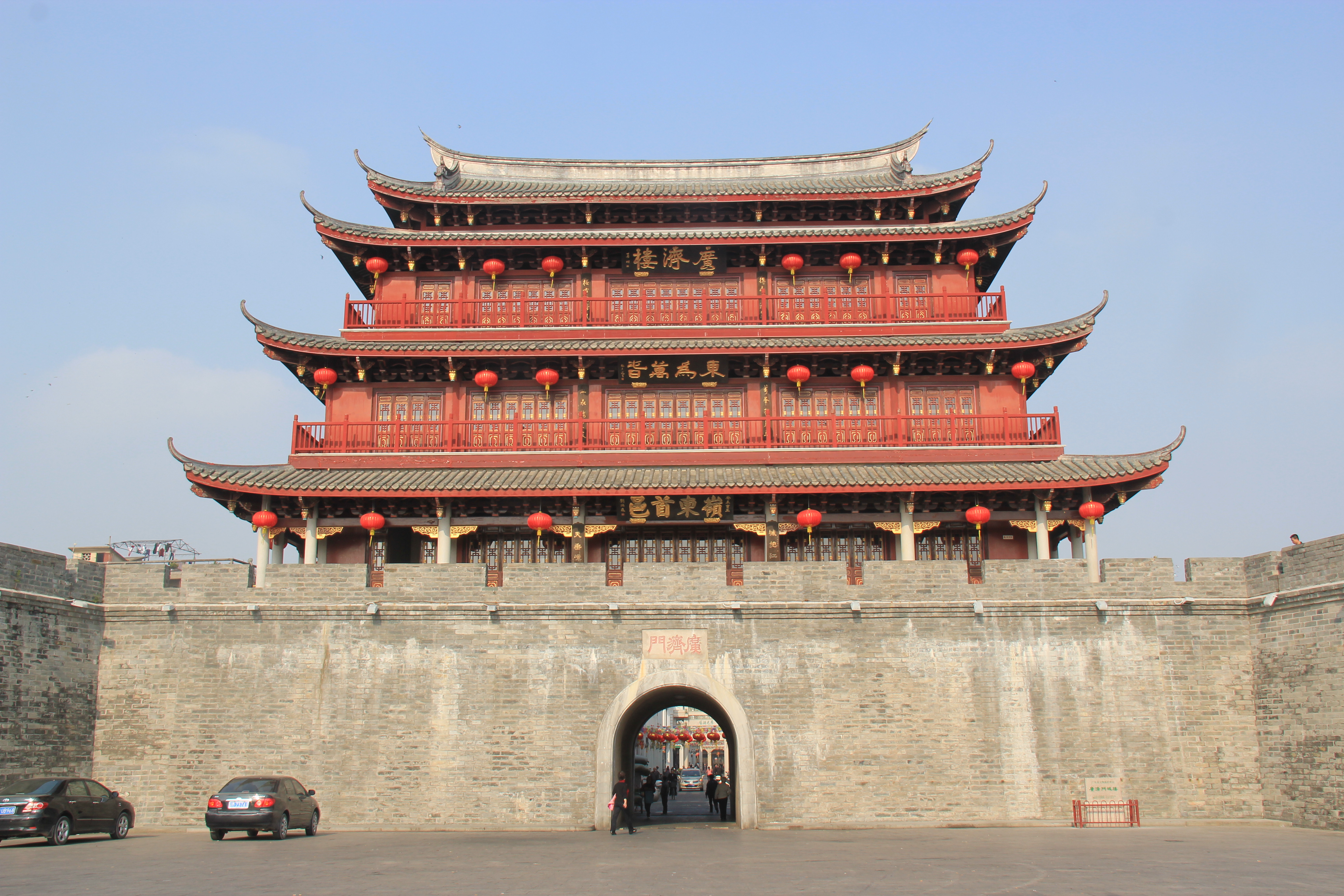 保存有四座城门,即上水门,竹木门,广济门,下水门,并建有城楼, 广济门