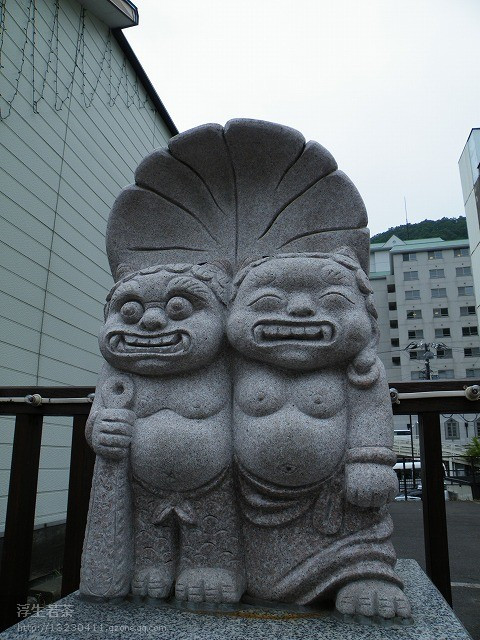 鬼的石像,是一公一母