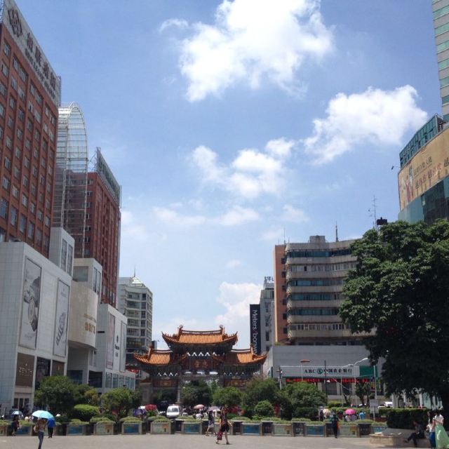 同仁街附近的百盛百货和昆明百货大楼