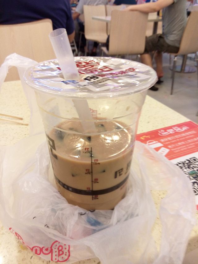 特大杯奶茶,估计能喝一下午了.