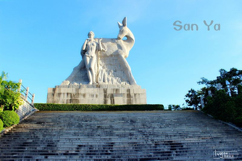 鹿回头不大个人觉得没必要乘坐电瓶车.走走停停拍拍照挺好的!