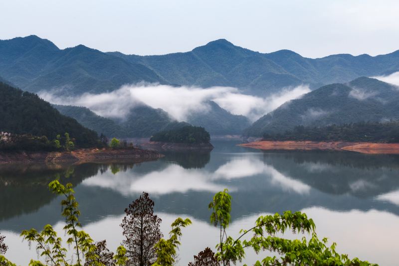 位置溪口镇政府所在地约五公里,302县道亭下湖为一大型水库,1983年