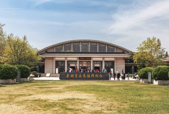 西安兵马俑+华清宫一日游【赠送双景区无线耳麦/三环内上门接】【1.[市区接送]市区三环内酒店上门接+正规旅游巴士+资深专线导游讲解 。】