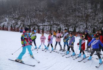 中国陕西西安翠华山滑雪场+翠华山·秦岭终南山世界地质公园一日【2人起预订-天天发团-当日往返-商务用车， 畅玩休闲 周内滑雪不限 时、周末滑雪2小时】
