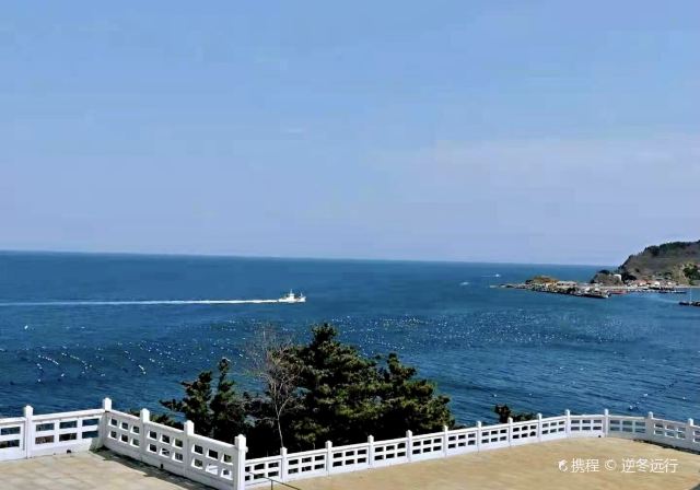 獐子島上有金沙灘浴場,鴨石旅遊度假村,風力發電工程,鷹嘴石森林公園