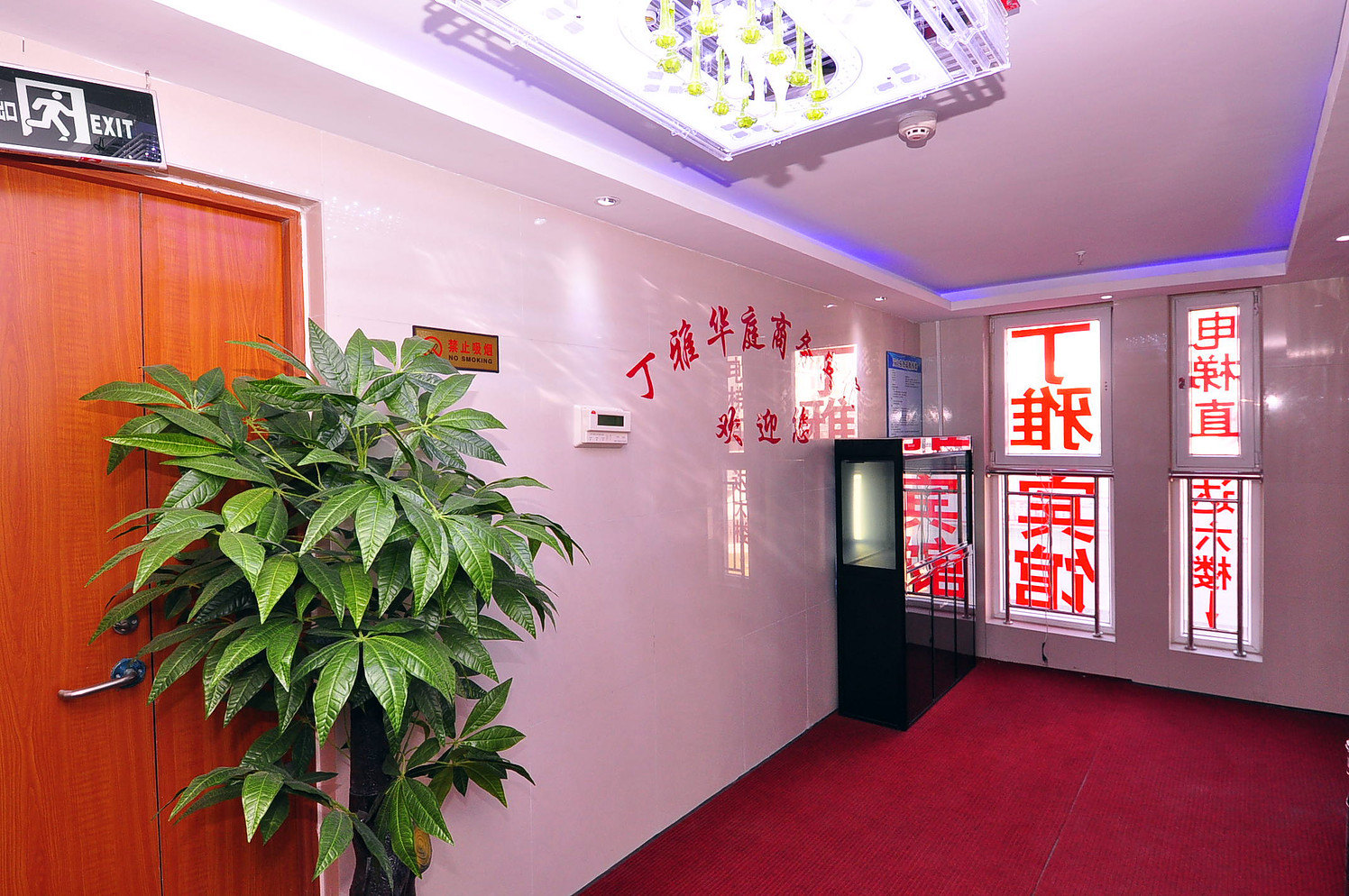 【携程攻略】济南高新区行政审批服务中心停车