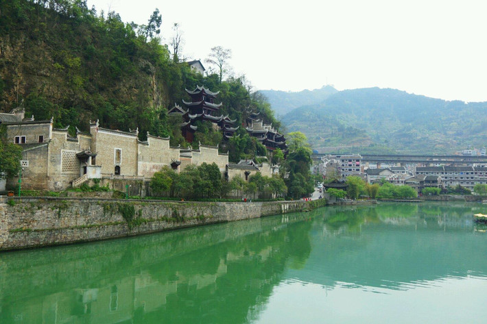 古老的祝聖橋,歷經數百年的風風雨雨依然屹立在黔東南大地上,指尖劃過