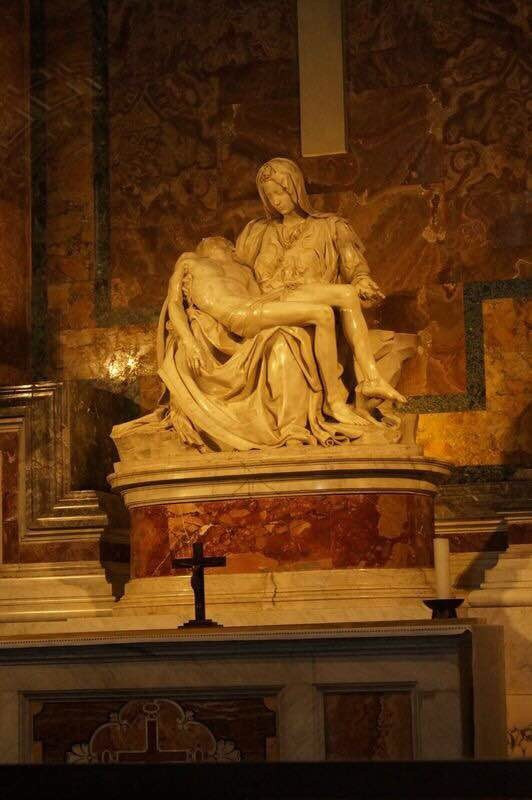 圣母玛利亚怀抱从十字架取下的耶稣,米开朗基罗24岁的作品《圣殇》