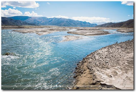 萨迦桥下有一条宽阔的河流,不知道名字,姑且叫他"萨迦河"吧