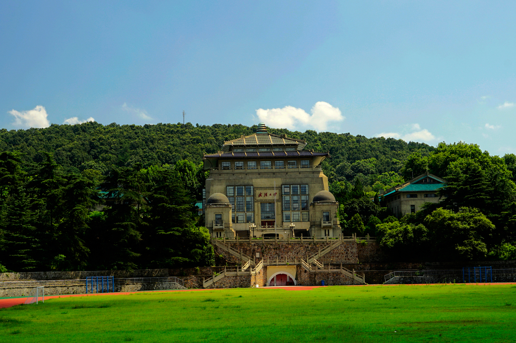 名湖(東湖)名山(科學家前輩李四光選址珞珈山)名校百年名校武漢大學