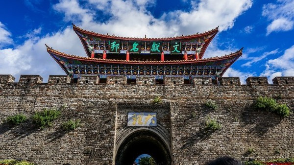 可追溯至唐天宝年间,南诏王阁逻凤筑的羊苴咩城(今城之西三塔附近),为