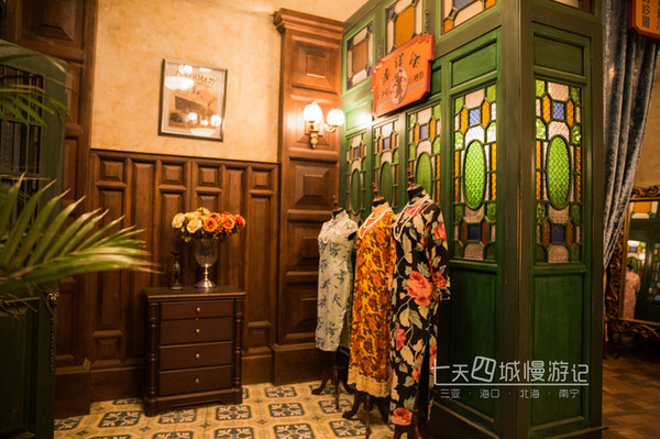 缝纫机,布匹,都是真材实料,一个女生,不论是现代服装店还是民国服装店