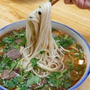 星空体育：近百元的富汉堡割不动中产9块9的穷汉堡卷不动低价了