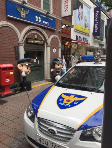 舞台附近就是警察局.相当低调的门面.