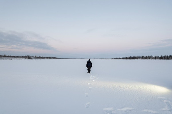 一个人走在寒风中图片图片