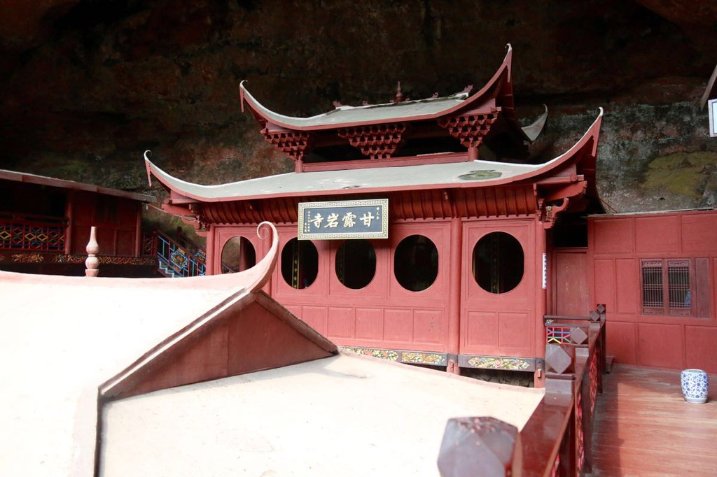 的母亲特地从城里赶来求子,并许愿道:"如果生了儿子,一定重修这座寺庙