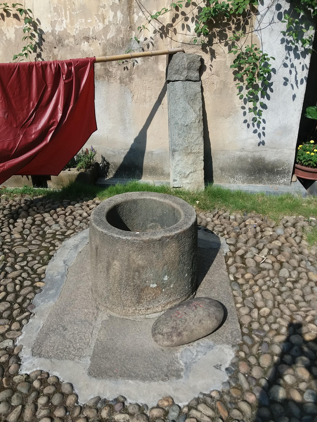 清嘉庆年间的古井圈,井圈是老的,是从别处搬过来的,井是新挖的.