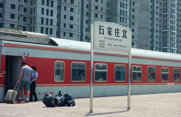 z69次列车徐徐驶出石家庄北站