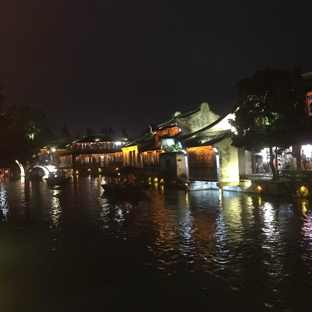 來烏鎮,一整天的風景都很美,早上看日出晚上看日落,夜裡還可以看夜景