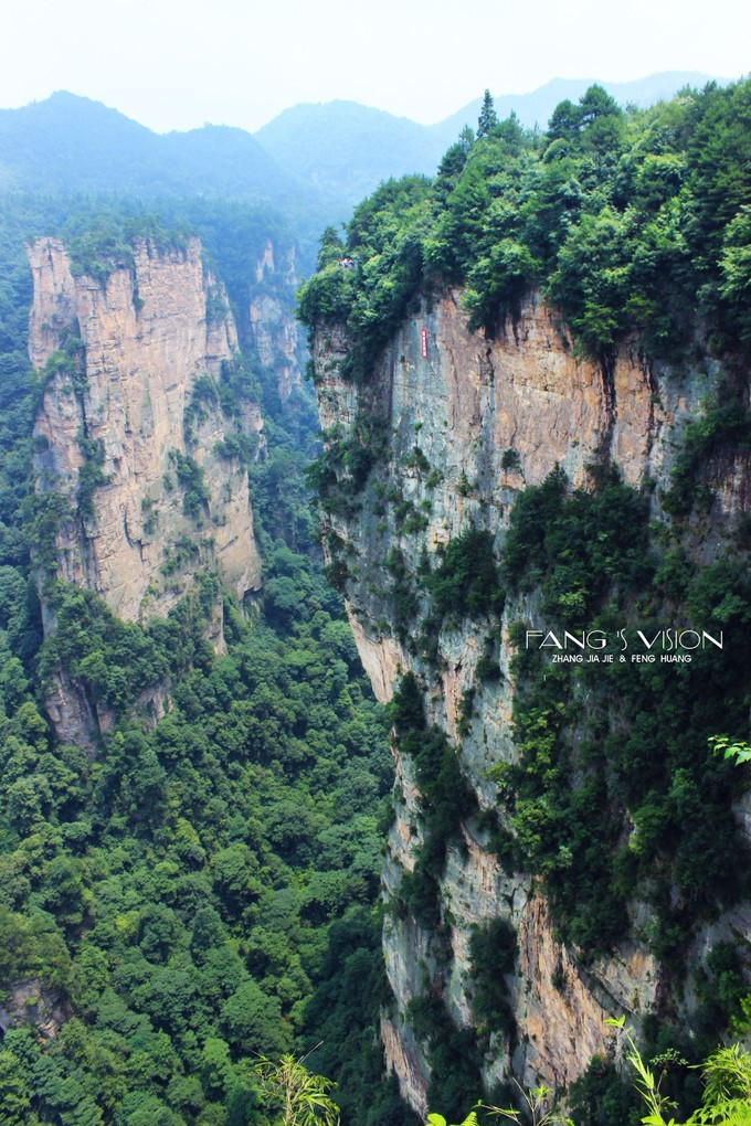 百丈绝壁 百丈绝壁,这里是有人表演攀岩绝技的地方,但是要有足够多人