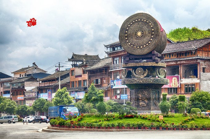 花圈中间是一面铜鼓雕塑.