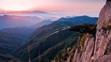 峻峭姑婆山 （李记生拍摄）
