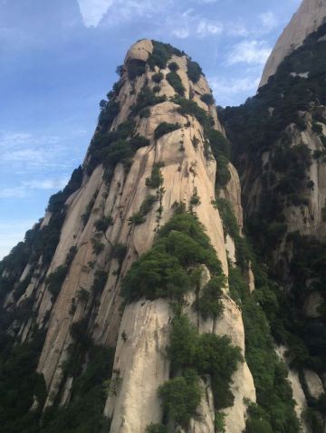 北峰临白云峰,东近量掌山,上通东西南三峰,下接沟幢峡危道,峰头是由几