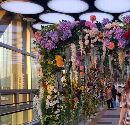 满是鲜花的通道