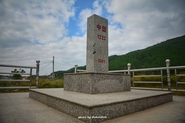 进到口岸区当然少不了界碑了 一面越南一面中国两个不同的