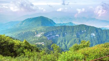 峨眉山-雷洞坪远眺