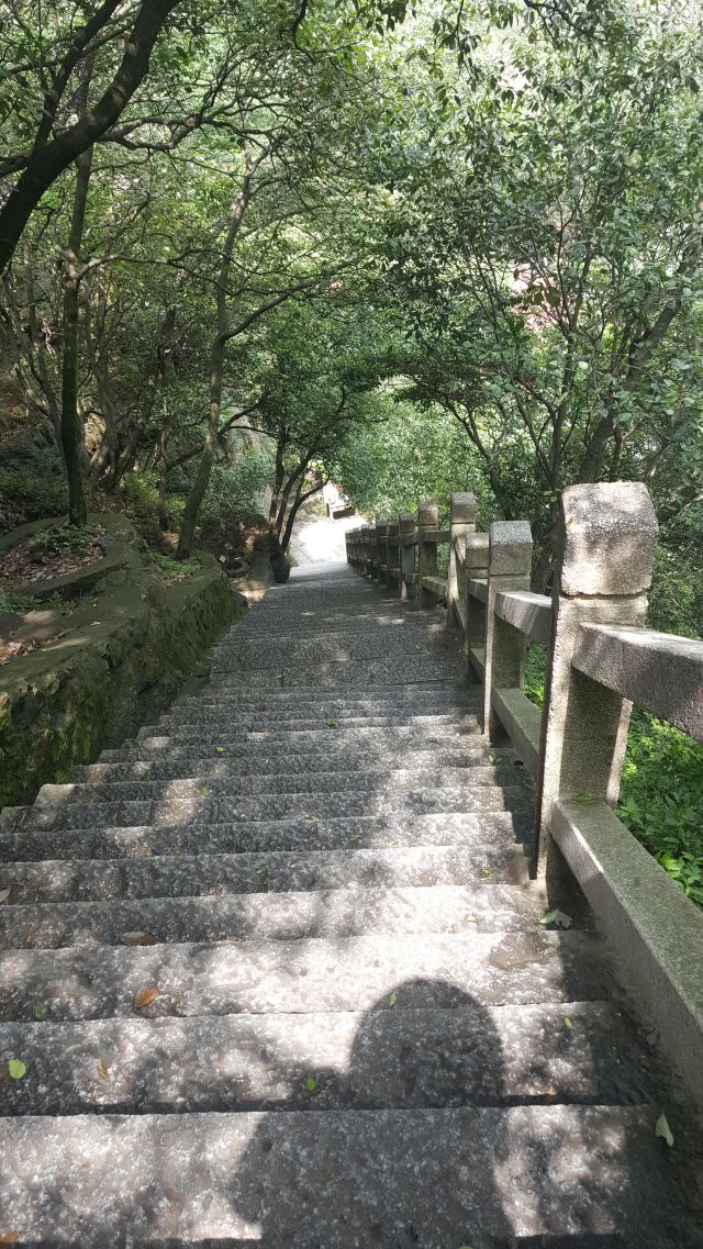 望不到底的山路啊! 三叠泉