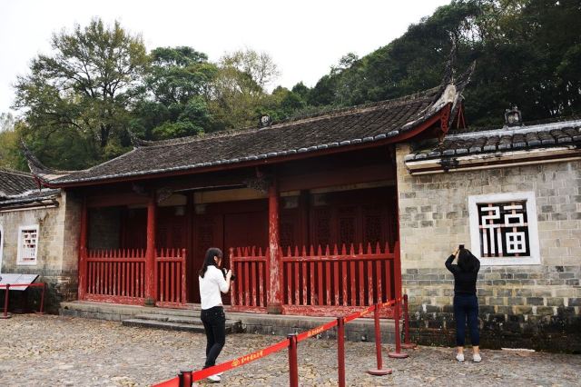 在福建省龍巖市上杭縣古田鎮彩眉嶺筆架山下,綠樹掩映著一座青磚黛瓦