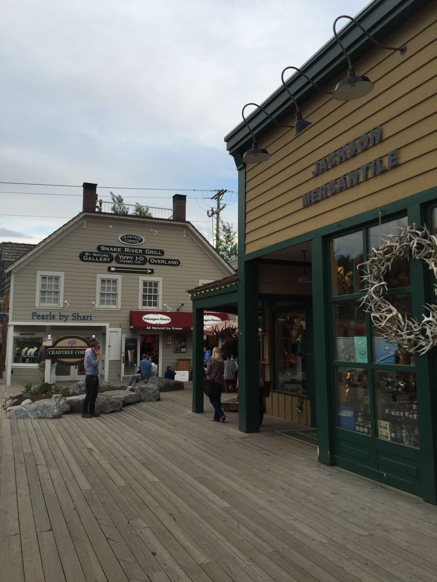 小镇不大 典型的西部牛仔小镇 怀俄明州这个人口就不多 这个小镇占了