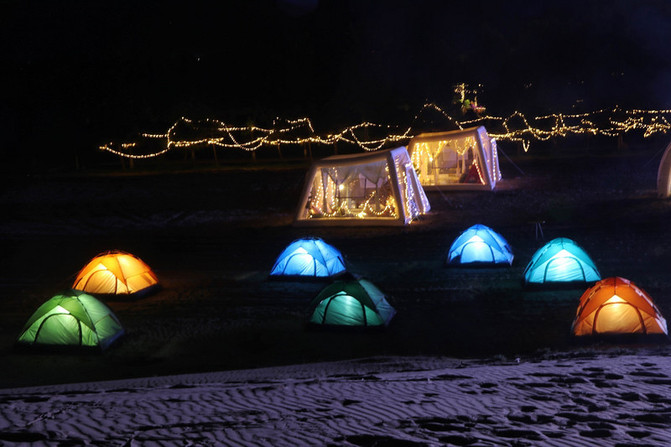 晚上在沙漠上露营,一起睡网红帐篷.