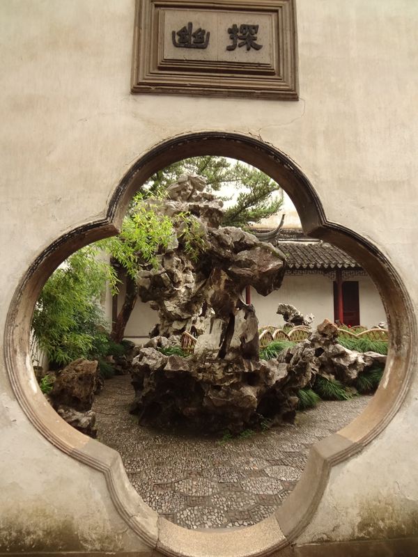 为什么苏州这么方便的旅游区还要跟团,出了狮子林,走上它旁边的园林路
