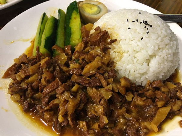 卤肉盖饭,味道不错,起码我们北方人吃起来还蛮习惯的!