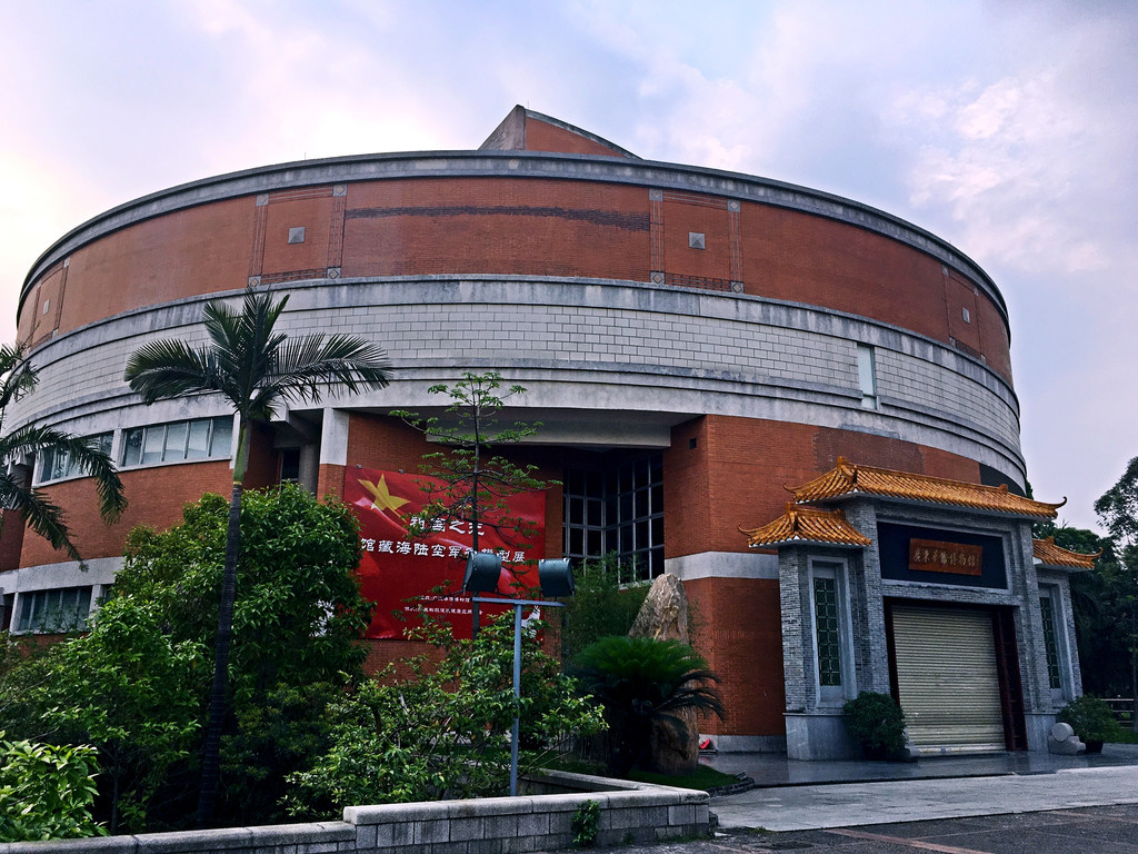 廣東美術館對面是廣東華僑博物館,我們到時可惜已經閉館了.